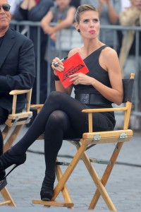 Heidi Klum海蒂·克鲁姆活动时大方翘起黑丝长腿接受采访（第1张/共24张）